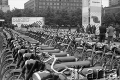 1975, Warszawa, Polska.
Kiermasz Polmozbytu na placu Defilad.
Fot. Romuald Broniarek, zbiory Ośrodka KARTA