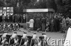 1975, Warszawa, Polska.
Kiermasz Polmozbytu na placu Defilad.
Fot. Romuald Broniarek, zbiory Ośrodka KARTA