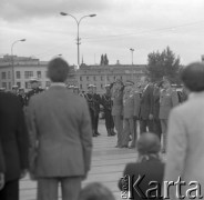 1975, Warszawa, Polska.
Prezydent Stanów Zjednoczonych Gerald Ford (trzeci z lewej) na placu Zwycięstwa.
Fot. Romuald Broniarek, zbiory Ośrodka KARTA