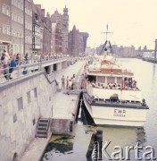 1975, Gdańsk, Polska.
Długie Pobrzeże nad Motławą. W oddali Żuraw.
Fot. Romuald Broniarek, zbiory Ośrodka KARTA
