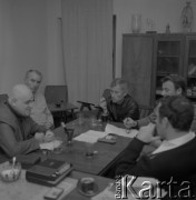 1976, Warszawa, Polska.
Krytycy teatralni Roman Szydłowski (pierwszy z lewej), Henryk Bieniewski (drugi z lewej), Konstanty Puzyna - teatrolog, poeta, publicysta i eseista (trzeci z lewej).
Fot. Romuald Broniarek, zbiory Ośrodka KARTA
