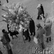 1976, Warszawa, Polska.
Sprzedaż balonów na ulicy Marszałkowskiej.
Fot. Romuald Broniarek, zbiory Ośrodka KARTA