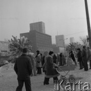 1976, Warszawa, Polska.
Sprzedaż balonów na ulicy Marszałkowskiej.
Fot. Romuald Broniarek, zbiory Ośrodka KARTA