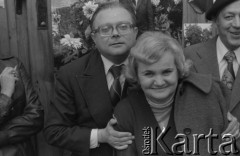 1977, Brwinów, Polska.
70-lecie Teofila Broniarka. Dziennikarz Zygmunt Broniarek (z lewej).
Fot. Romuald Broniarek, zbiory Ośrodka KARTA