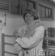 1977, Białystok, Polska.
Kobieta opiekująca się świniami.
Fot. Romuald Broniarek, zbiory Ośrodka KARTA