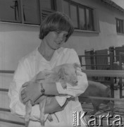 1977, Białystok, Polska.
Kobieta opiekująca się świniami.
Fot. Romuald Broniarek, zbiory Ośrodka KARTA