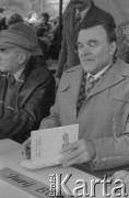 1977, Warszawa, Polska.
Kiermasz Książki na placu Defilad. Pisarz rosyjski Jurij Bondariew podpisuje książkę 