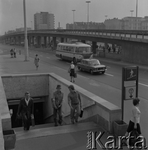 1977, Warszawa, Polska.
Ulica Juliana Marchlewskiego (dziś aleja Jana Pawła II).
Fot. Romuald Broniarek, zbiory Ośrodka KARTA
