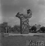1977, Magnuszew, Polska.
Pomnik Braterstwa Broni na Rynku.
Fot. Romuald Broniarek, zbiory Ośrodka KARTA