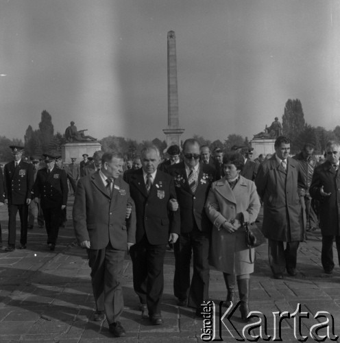 1978, Warszawa, Polska.
Kombatanci radzieccy na Cmentarzu Mauzoleum Żołnierzy Radzieckich.
Fot. Romuald Broniarek, zbiory Ośrodka KARTA