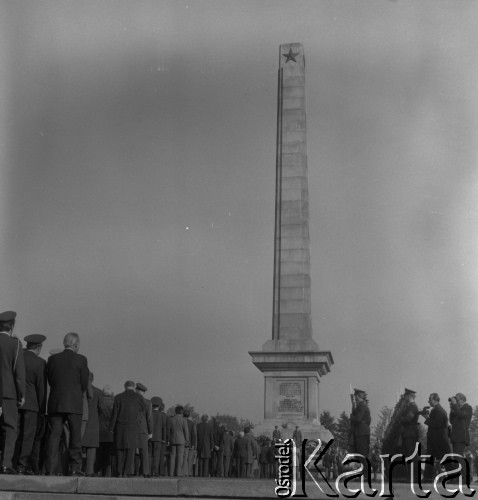 1978, Warszawa, Polska.
Kombatanci radzieccy na Cmentarzu Mauzoleum Żołnierzy Radzieckich.
Fot. Romuald Broniarek, zbiory Ośrodka KARTA