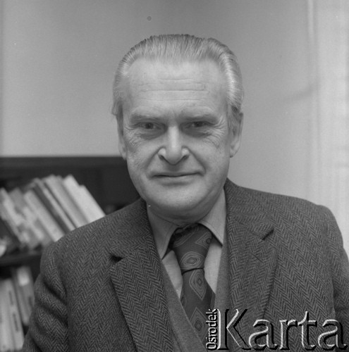 1979, Polska.
Dziennikarz Karol Małcużyński.
Fot. Romuald Broniarek, zbiory Ośrodka KARTA