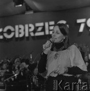 1979, Kołobrzeg, Polska.
Festiwal Piosenki Żołnierskiej. Piosenkarka Nina Urbano.
Fot. Romuald Broniarek, zbiory ośrodka KARTA