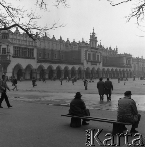 1981, Kraków, Polska.
Rynek Główny. W tle Sukiennice.
Fot. Romuald Broniarek, zbiory Ośrodka KARTA