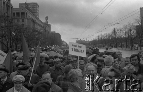 1.05.1981, Warszawa, Polska.
Pochód pierwszomajowy na ulicy Marszałkowskiej. Transparent: 