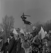 1982, Warszawa, Polska.
Pochód pierwszomajowy na placu Teatralnym.
Fot. Romuald Broniarek, zbiory Ośrodka KARTA