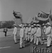 1982, Warszawa, Polska.
Pochód pierwszomajowy na placu Teatralnym.
Fot. Romuald Broniarek, zbiory Ośrodka KARTA