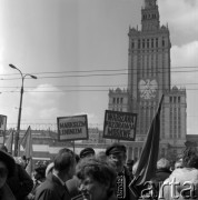 1982, Warszawa, Polska.
Pochód pierwszomajowy na ulicy Marszałkowskiej. Transparenty: 