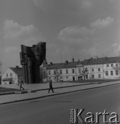1982, Płock, Polska.
Pomnik Władysława Broniewskiego na Placu Obrońców Warszawy.
Fot. Romuald Broniarek, zbiory Ośrodka KARTA