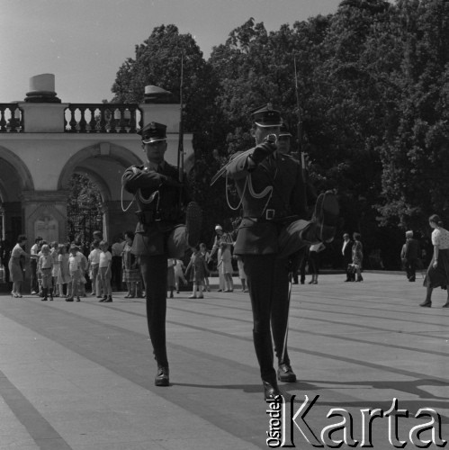 1982, Warszawa, Polska.
Zmiana warty przy Grobie Nieznanego Żołnierza.
Fot. Romuald Broniarek, zbiory Ośrodka KARTA