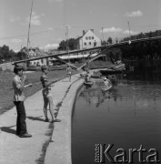 1982, Pisz, Polska.
Most dla pieszych nad rzeką Pisą.
Fot. Romuald Broniarek, zbiory Ośrodka KARTA