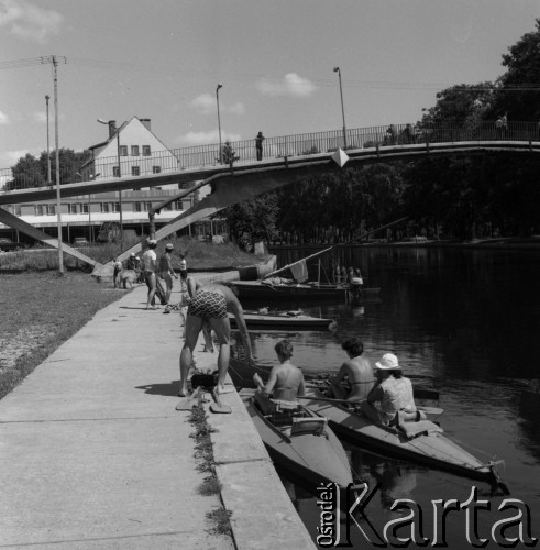 1982, Pisz, Polska.
Most dla pieszych nad rzeką Pisą.
Fot. Romuald Broniarek, zbiory Ośrodka KARTA