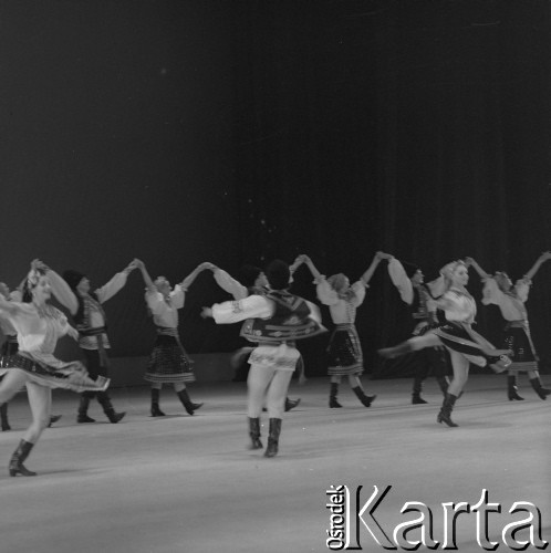 1982, Warszawa, Polska.
Choreograficzny Koncertowy Zespół ZSRR Igora Moisiejewa podczas występu w Pałacu Kultury i Nauki. Fot. Romuald Broniarek, zbiory Ośrodka KARTA