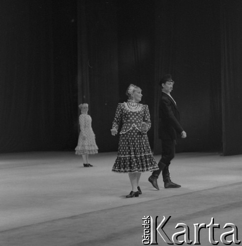 1982, Warszawa, Polska.
Choreograficzny Koncertowy Zespół ZSRR Igora Moisiejewa podczas występu w Pałacu Kultury i Nauki. Fot. Romuald Broniarek, zbiory Ośrodka KARTA