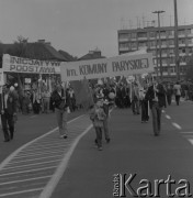 1.05.1983, Warszawa, Polska.
Pochód pierwszomajowy na ulicy Senatorskiej. Transparenty: 