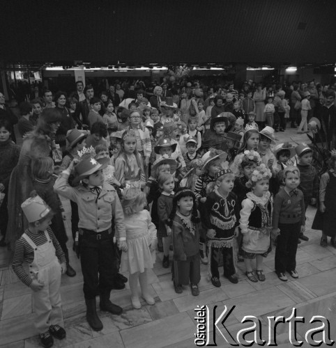 1984, Warszawa, Polska.
Zabawa noworoczna dla dzieci w Domu Przyjaźni Towarzystwa Przyjaźni Polsko-Radzieckiej na ulicy Marszałkowskiej 115.
Fot. Romuald Broniarek, zbiory Ośrodka KARTA