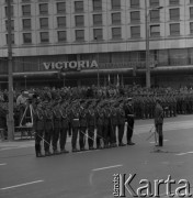 1984, Warszawa, Polska.
Uroczystość na placu Zwycięstwa. W tle Hotel Victoria.
Fot. Romuald Broniarek, zbiory Ośrodka KARTA