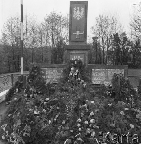 1984, Mamoty Górne, Polska.
Pomnik ofiar wojny.
Fot. Romuald Broniarek