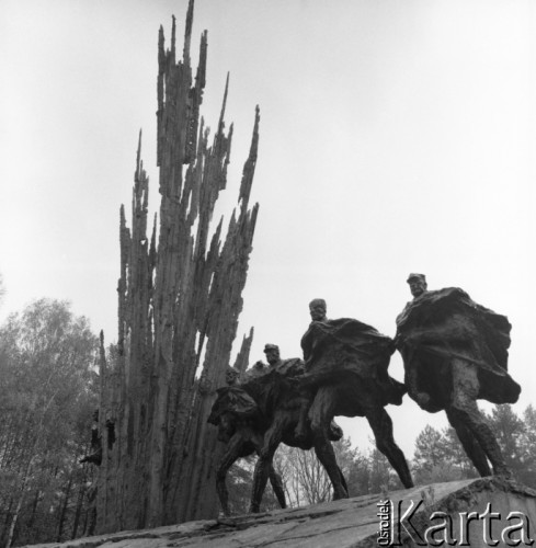 1984, Porytowe Wzgórze, Polska.
Pomnik ku czci partyzantów walczących w bitwie na Porytowym Wzgórzu.
Fot. Romuald Broniarek, zbiory Ośrodka KARTA