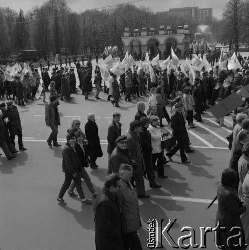 1.05.1985, Warszawa, Polska.
Pochód pierwszomajowy na placu Zwycięstwa. W tle Grób Nieznanego Żołnierza.
Fot. Romuald Broniarek, zbiory Ośrodka KARTA