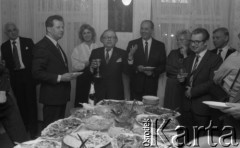 1985, Polska.
60-lecie dziennikarza Zygmunta Broniarka (czwarty z lewej).
Fot. Romuald Broniarek, zbiory Ośrodka KARTA