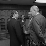1985, Warszawa, Polska.
Pożegnanie ambasadora ZSRR w Polsce Alaksandra Aksionau (z lewej).
Fot. Romuald Broniarek, zbiory Ośrodka KARTA