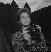 1986, Warszawa, Polska.
Dziewczyna z aparatem fotograficznym 