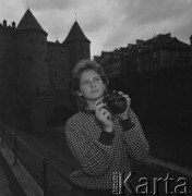 1986, Warszawa, Polska.
Dziewczyna z aparatem fotograficznym 