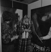 1986, Poznań, Polska.
Piosenkarka Urszula Sipińska na targach sztuki.
Fot. Romuald Broniarek, zbiory Ośrodka KARTA