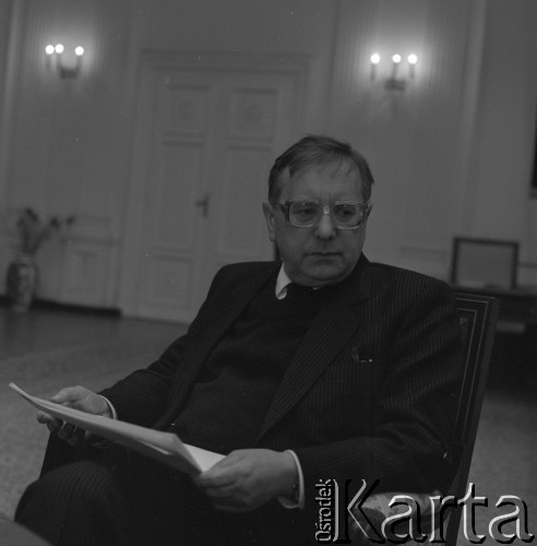 1987, Warszawa, Polska.
Aleksander Krawczuk - minister kultury i sztuki.
Fot. Romuald Broniarek, zbiory Ośrodka KARTA