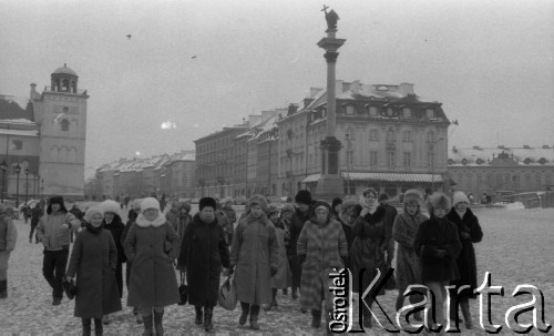 1987, Warszawa, Polska.
Turyści radzieccy na placu Zamkowym. W tle Kolumna Zygmunta III Wazy.
Fot. Romuald Broniarek, zbiory Ośrodka KARTA