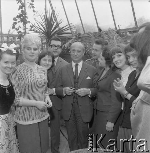 Czerwiec 1965, Zielona Góra, Polska.
Eliminacje do I Festiwalu Piosenki Radzieckiej. Przewodniczący jury - Władysław Szpilman (w środku) w otoczeniu uczestników eliminacji. 4. z lewej  kompozytor radziecki Andriej Pietrow.
Fot. Romuald Broniarek, zbiory Ośrodka KARTA.