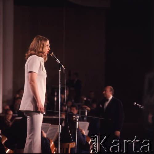 Czerwiec 1972, Zielona Góra, Polska.
Uczestniczka VIII Festiwalu Piosenki Radzieckiej w trakcie występu.
Fot. Romuald Broniarek, zbiory Ośrodka KARTA.