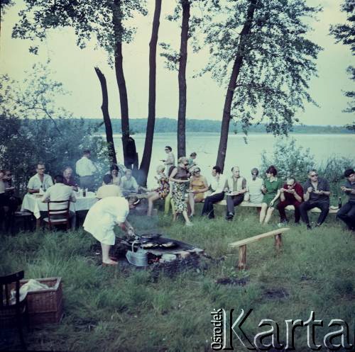 Czerwiec 1972, Zielona Góra, Polska.
Spotkanie przy ognisku nad jeziorem. Zdjęcie wykonane w czasie trwania VIII Festiwalu Piosenki Radzieckiej.
Fot. Romuald Broniarek, zbiory Ośrodka KARTA.