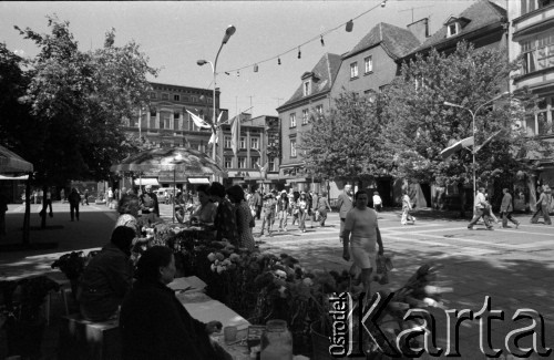Czerwiec 1976, Zielona Góra, Polska.
Stoisko z kwiatami na zielonogórskim deptaku.
Fot. Romuald Broniarek, zbiory Ośrodka KARTA