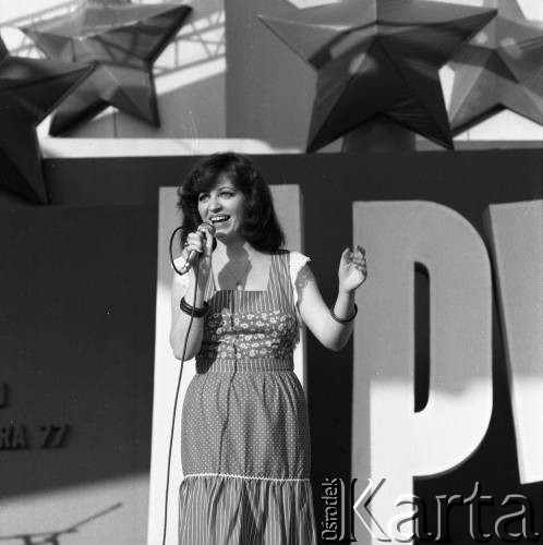 12.06.1977, Zielona Góra, Polska.
XIII Festiwal Piosenki Radzieckiej. Koncert Przyjaźni. Przy mikrofonie Anna Jantar. 
Fot. Romuald Broniarek, zbiory Ośrodka KARTA
