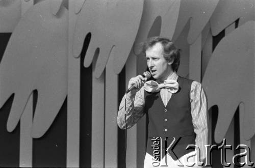 10-12.06.1977, Zielona Góra, Polska.
XIII Festiwal Piosenki Radzieckiej. Próba przed Koncertem Przyjaźni. Przy mikrofonie Andrzej Rosiewicz.
Fot. Romuald Broniarek, zbiory Ośrodka KARTA
