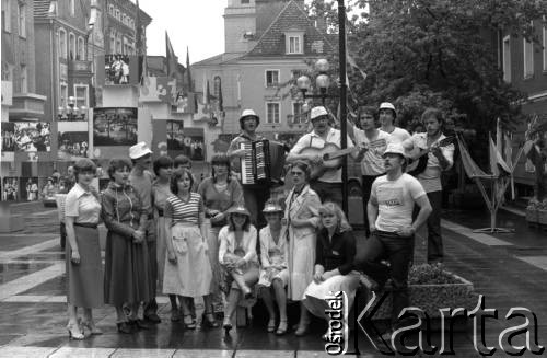 Czerwiec 1980, Zielona Góra, Polska.
Sesja zdjęciowa na placu Bohaterów Stalingradu podczas XVI Festiwalu Piosenki Radzieckiej. 
Fot. Romuald Broniarek, zbiory Ośrodka KARTA