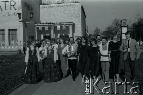 1981, Inowrocław, Polska.
Eliminacje do XVII Festiwalu Piosenki Radzieckiej w Zielonej Górze. W głębi widoczny Teatr Miejski przy placu Klasztornym 2.
Fot. Romuald Broniarek, zbiory Ośrodka KARTA