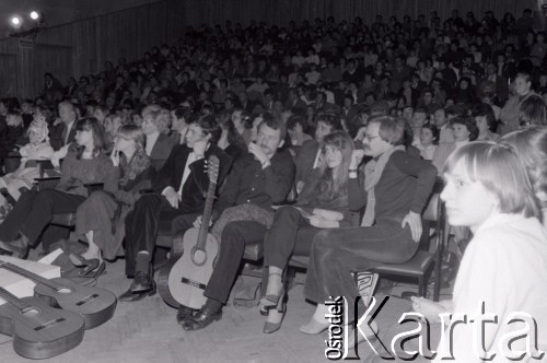 1981, Radom, Polska.
Publiczność ogląda eliminacje do XVII Festiwalu Piosenki Radzieckiej w Zielonej Górze. 
Fot. Romuald Broniarek, zbiory Ośrodka KARTA